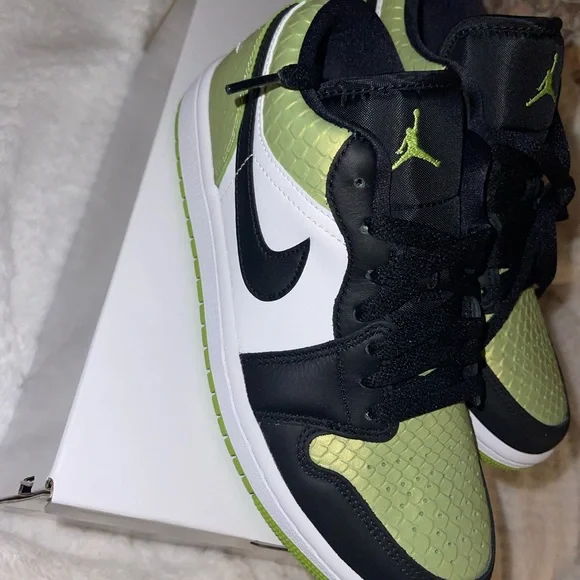 WMNS AIR JORDAN LOW SE VIVID GREEN SNAKESKIN Sneaker